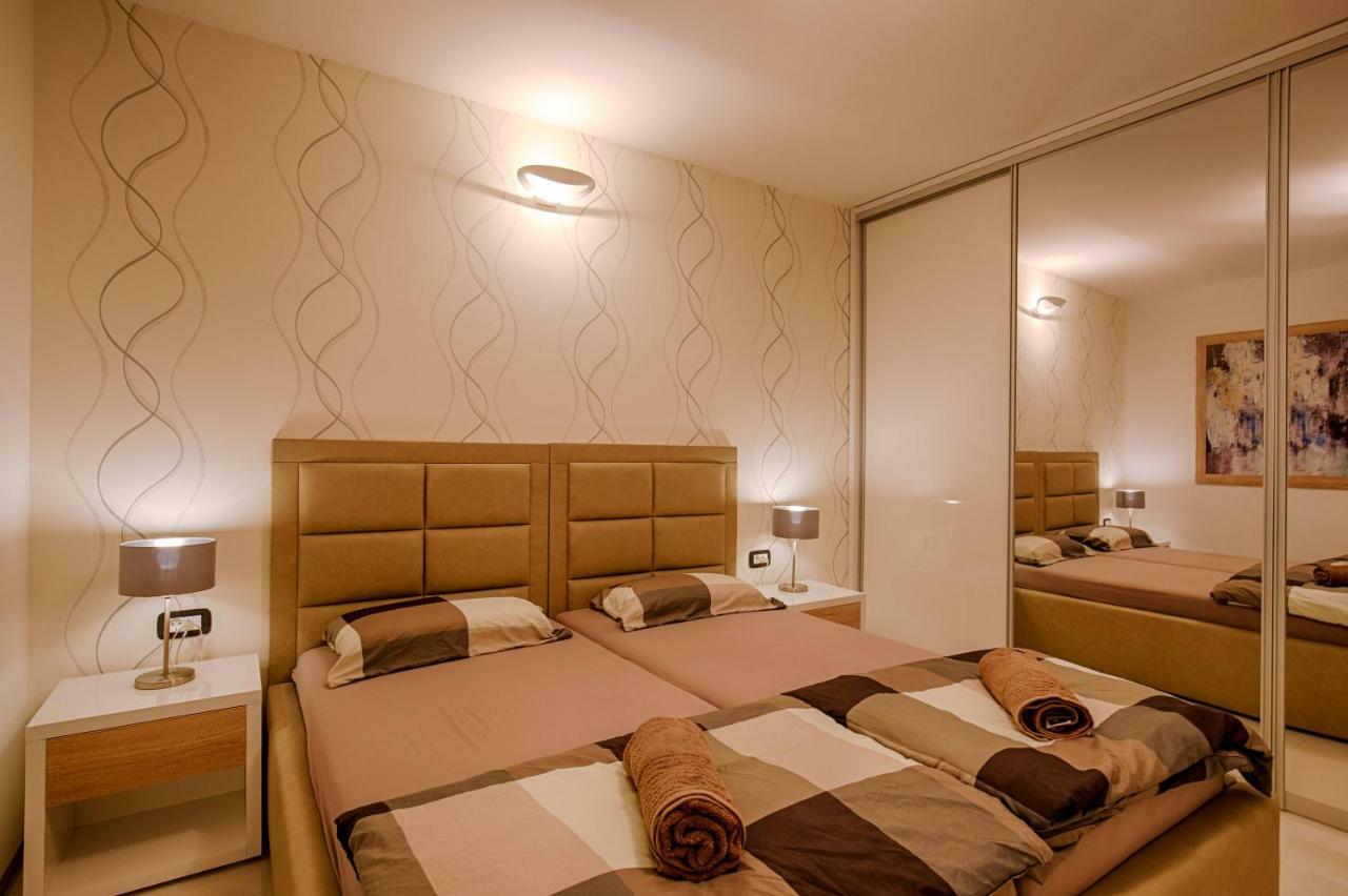 Deluxe New Apartments - Few Steps From The Beach - Luxury Holiday With Style - By Traveler Tourist Agency Krk クルク エクステリア 写真